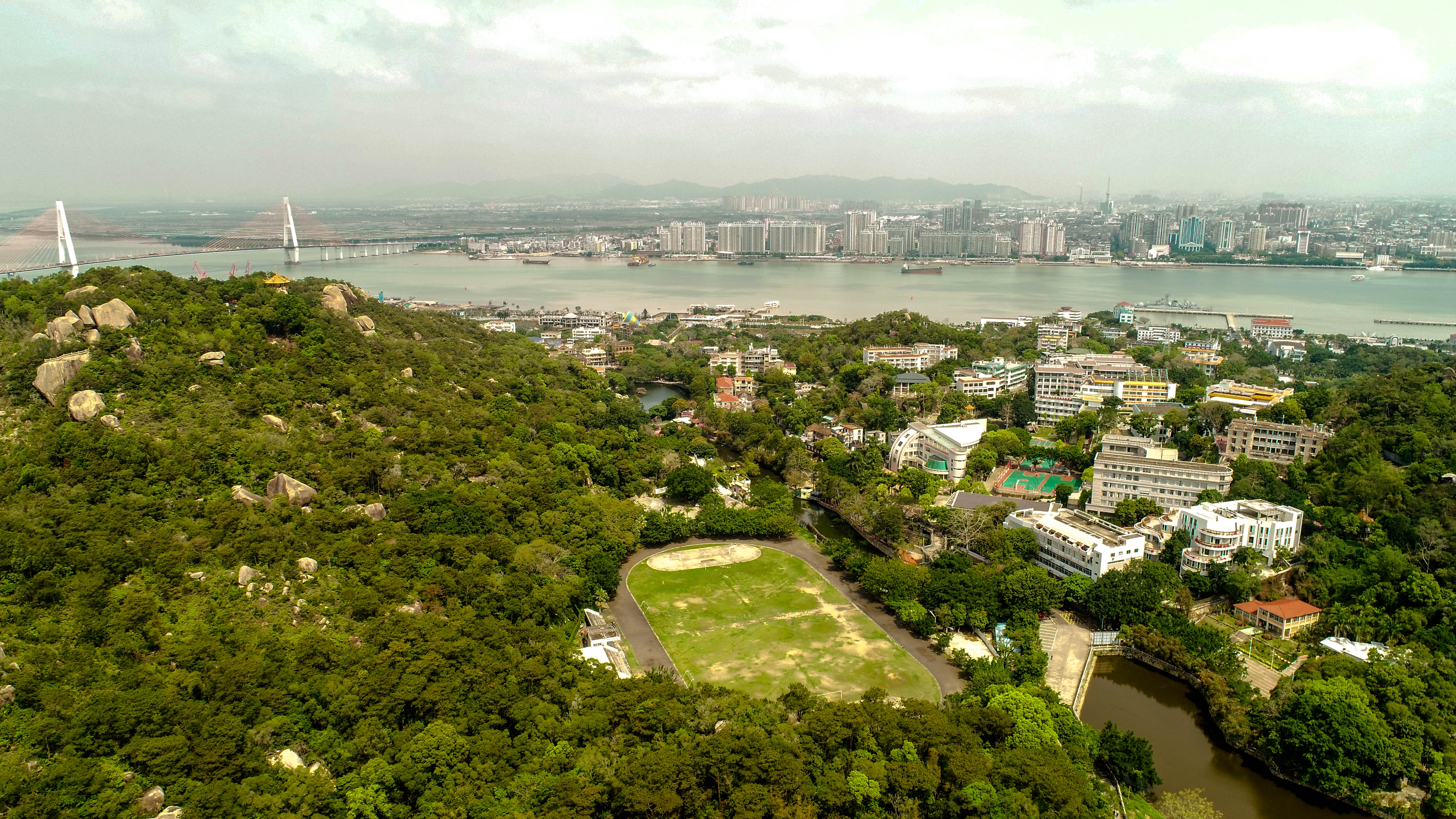 金山中学校园全景.jpg